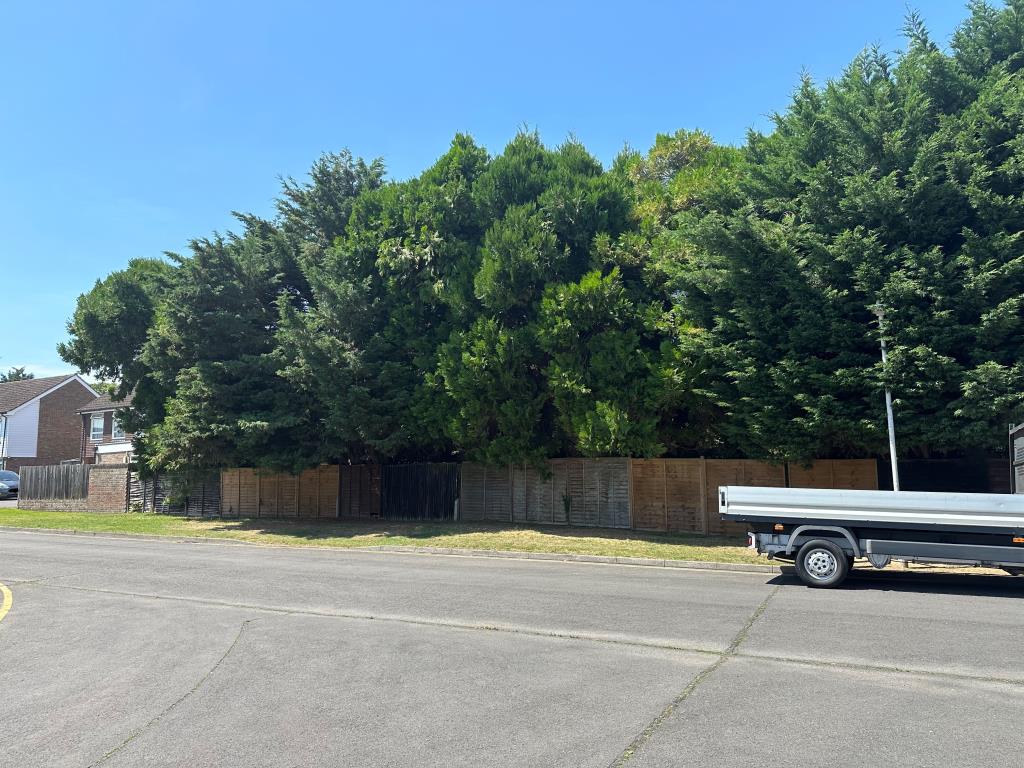 Lot: 80 - PLOT WITH LAPSED PLANNING FOR RESIDENTIAL USE - View of land from road side